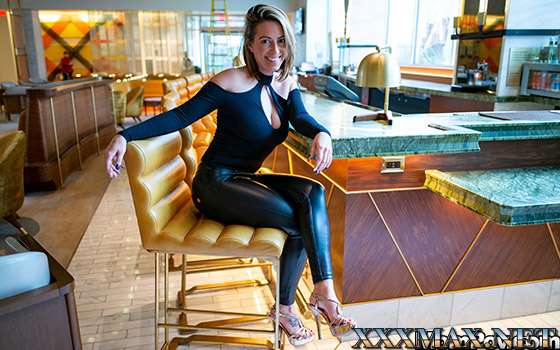 MomPOV – Beautiful natural amateur MILF Roxi